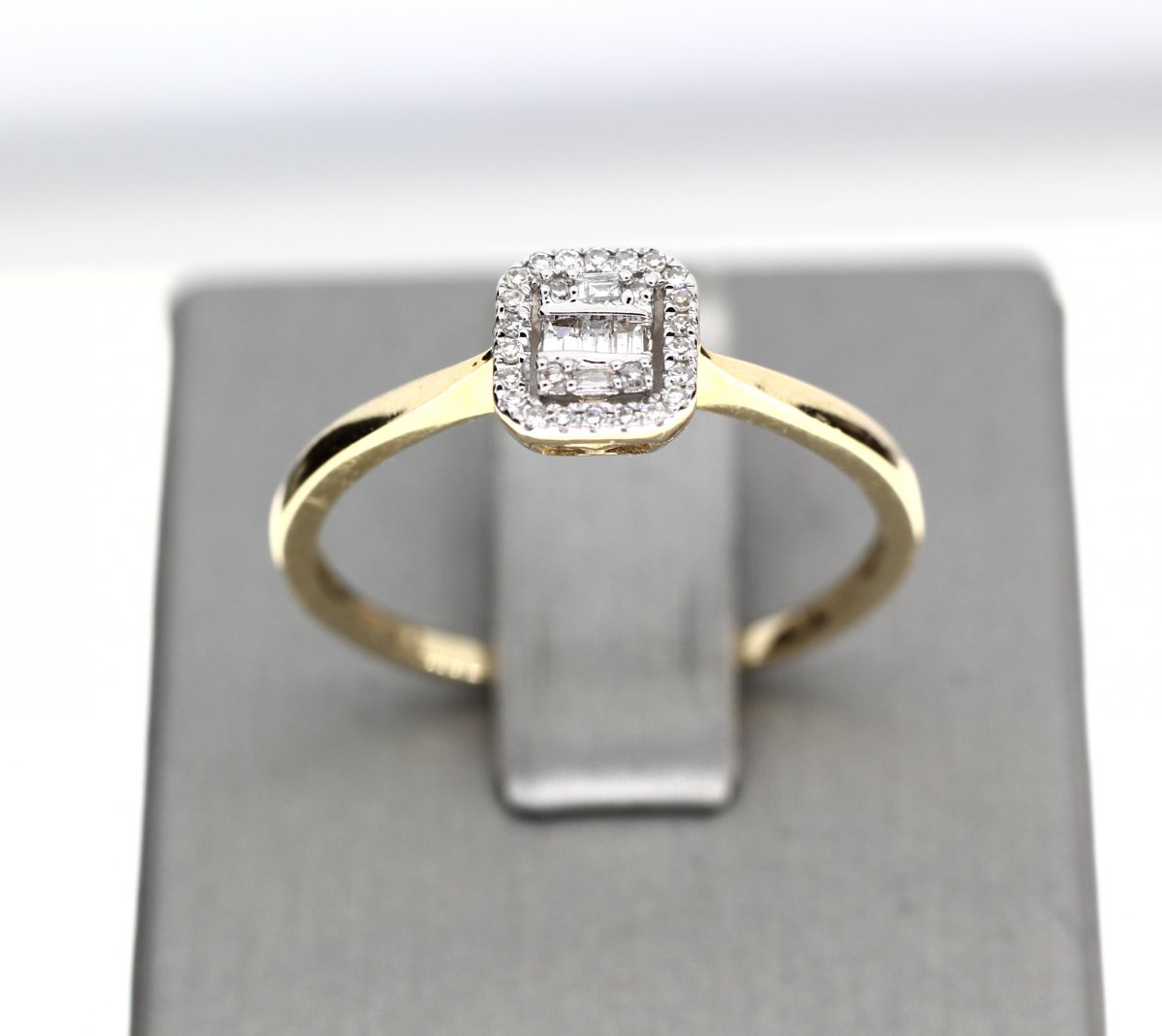 Baquette Entourage Diamant Ring Geelgoud 0.09 crt.